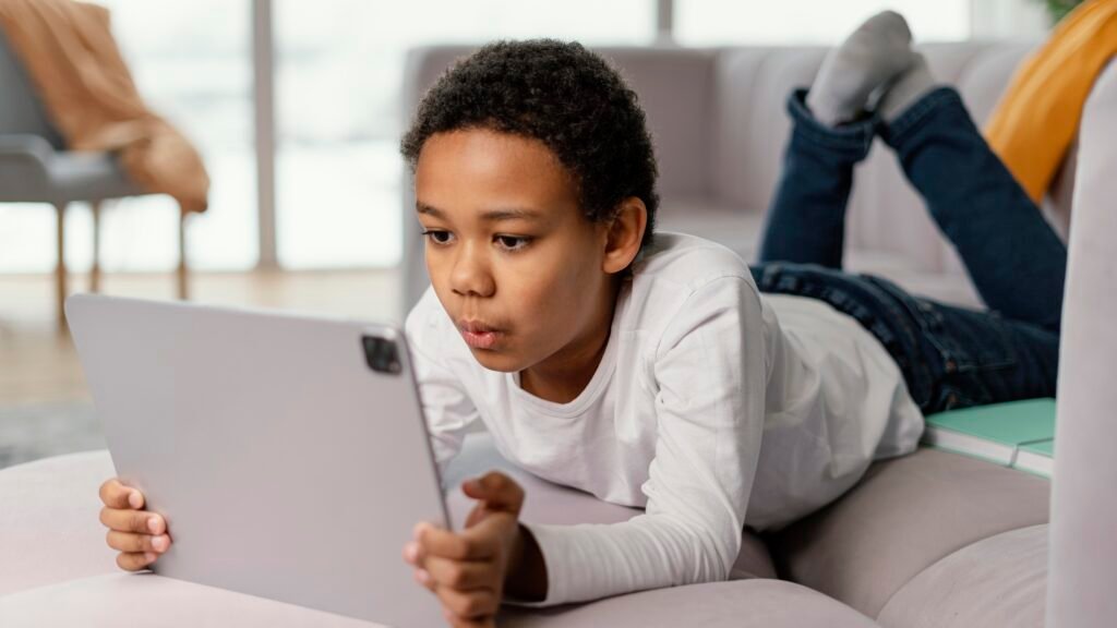 Setting Boundaries with Technology: Establishing Healthy Tech Habits for Kids